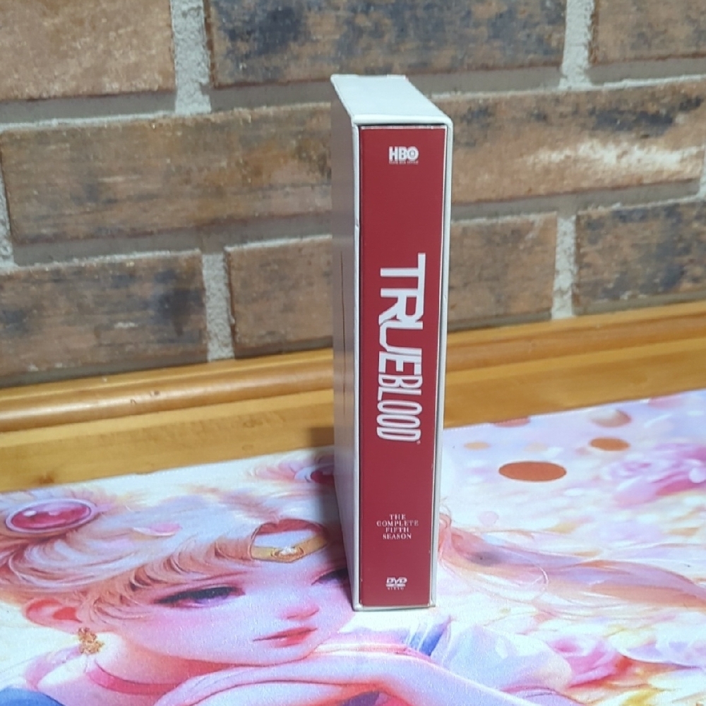 True Blood: The Complete Fifth Season – Red Cover – DVD Set - Picture 3 of 13